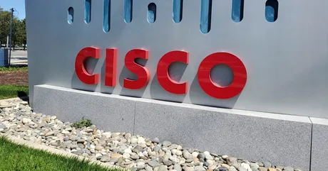 Logo-ul Cisco pe un fundal modern, simbolizând tehnologia avansată.