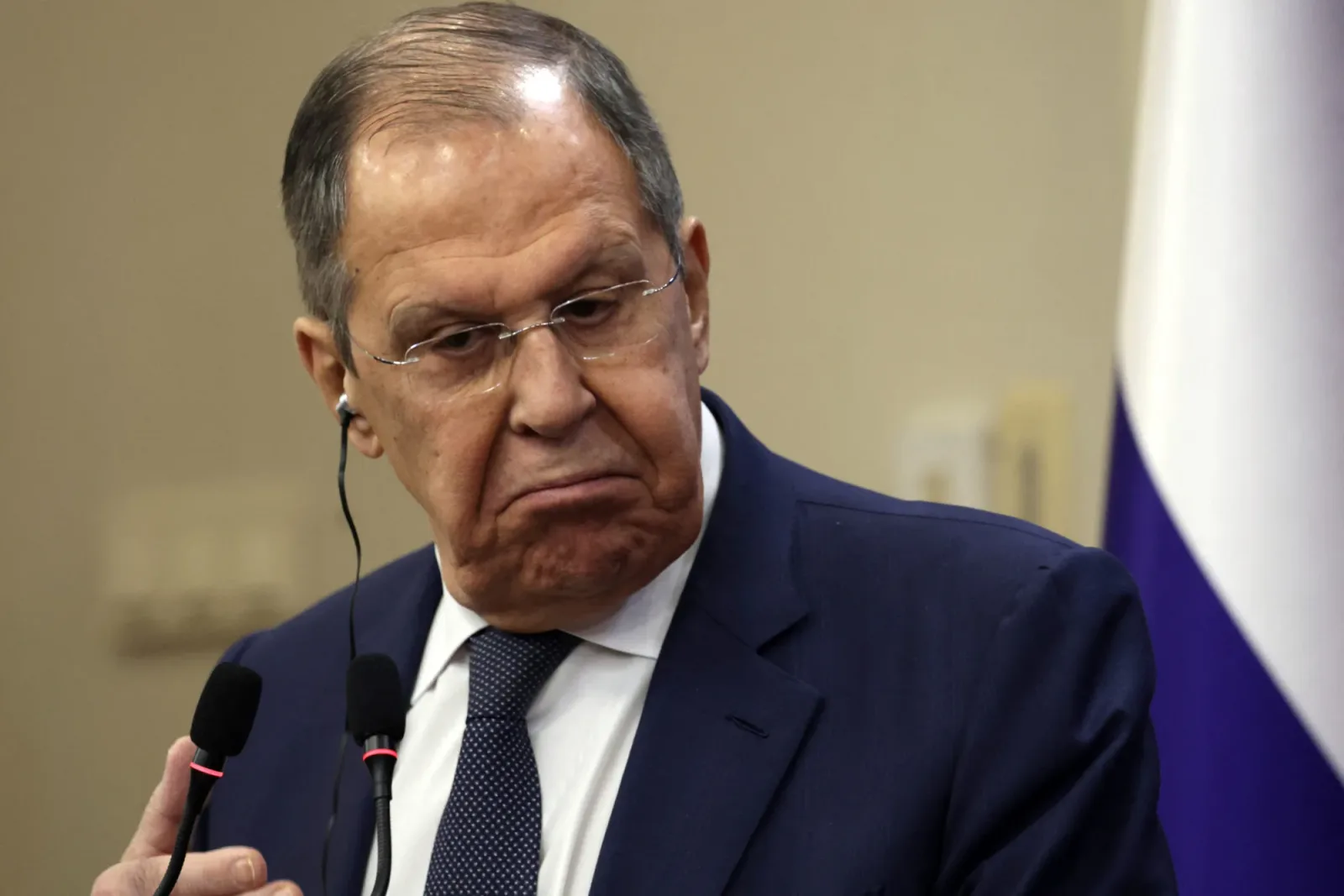 Serghei Lavrov discutând la o conferință de presă.