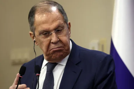 Serghei Lavrov discutând la o conferință de presă.