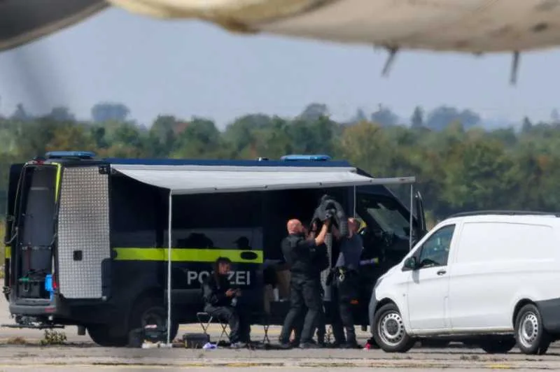 Intervenția poliției la aeroportul Leipzig/Halle după incidentul cu drona explozivă.