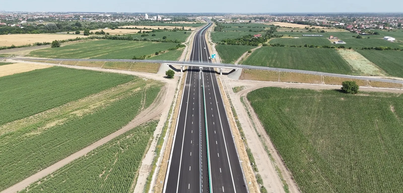 Peisaj de autostradă A0 Nord, cu câmpuri verzi în jur.