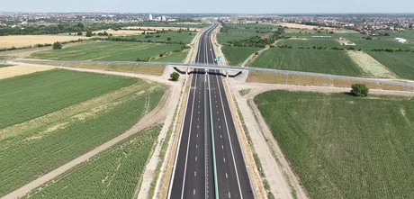 Peisaj de autostradă A0 Nord, cu câmpuri verzi în jur.