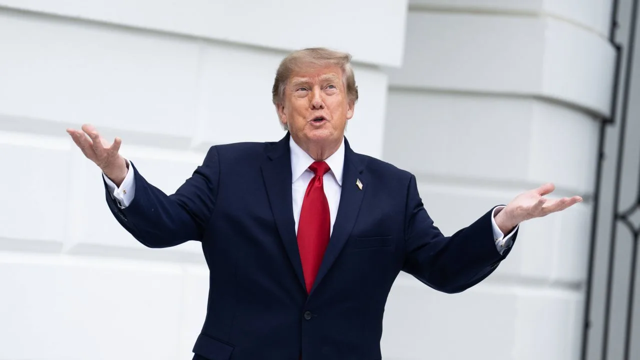 Donald Trump discutând despre popularitatea sa în scădere.