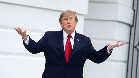 Donald Trump discutând despre popularitatea sa în scădere.