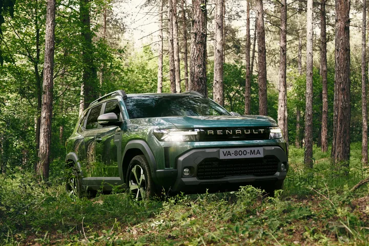 SUV-ul Tekton în pădure, evidențiind designul modern.