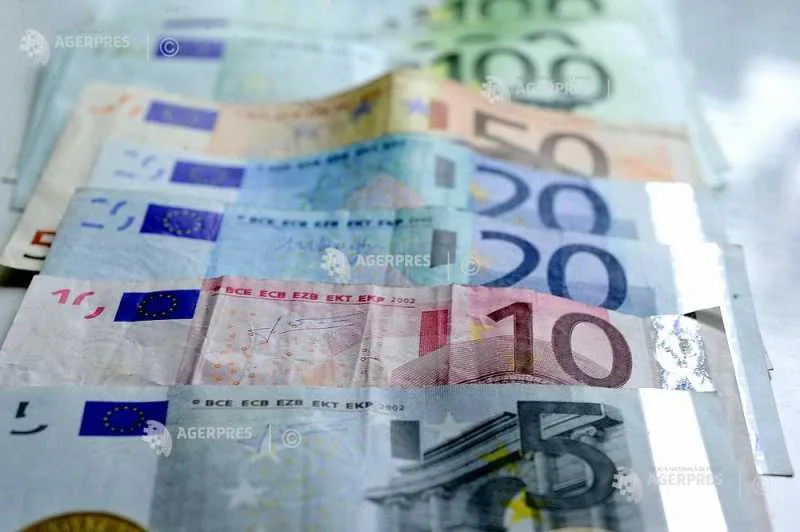Bancnote euro aranjate pe o masă, simbolizând fonduri europene.