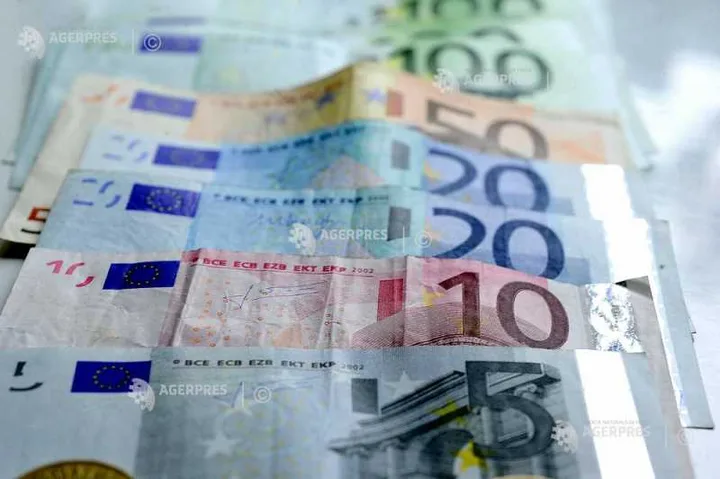 Bancnote euro aranjate pe o masă, simbolizând fonduri europene.