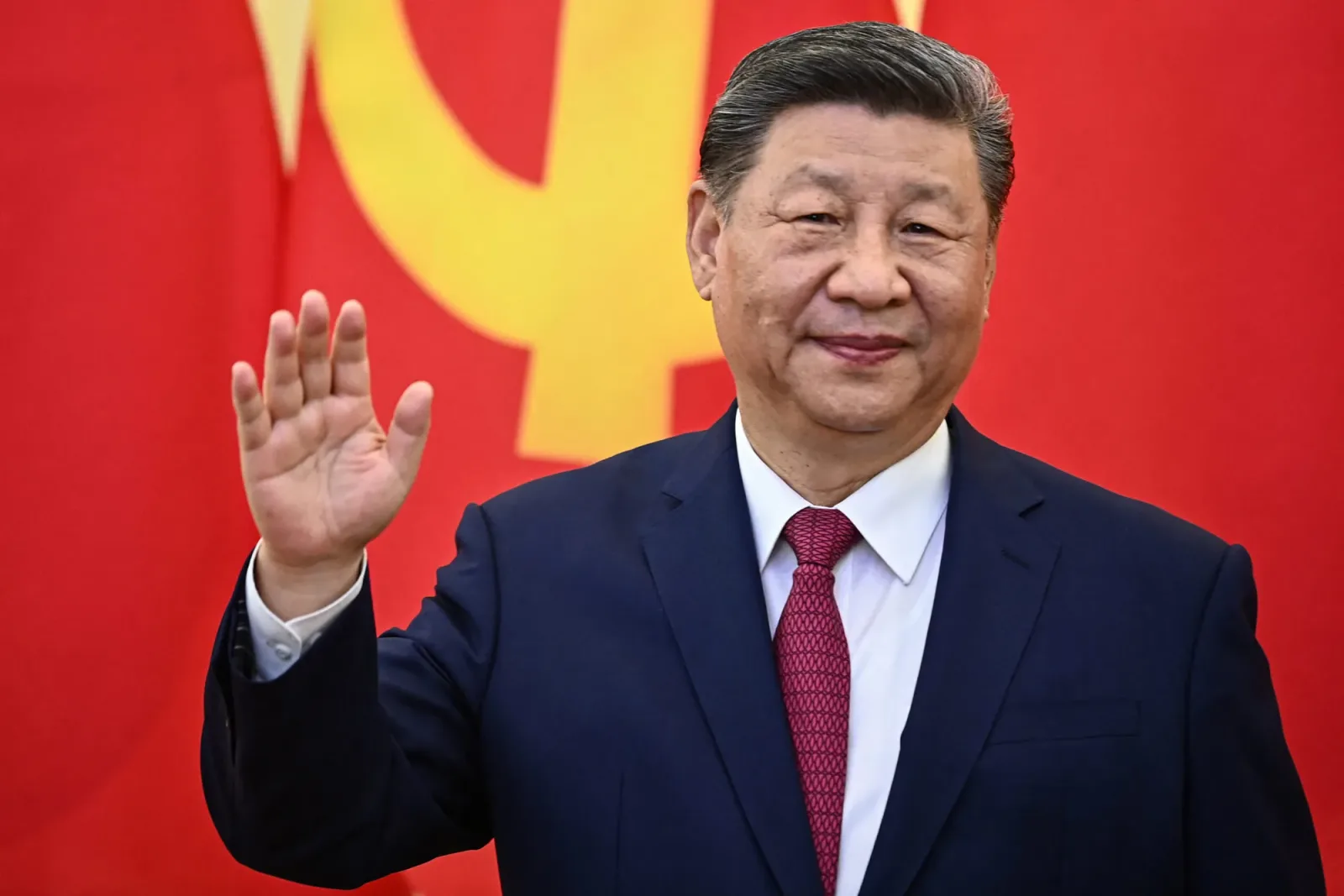 Lider chinez salutând, cu fundal roșu și simboluri comuniste.