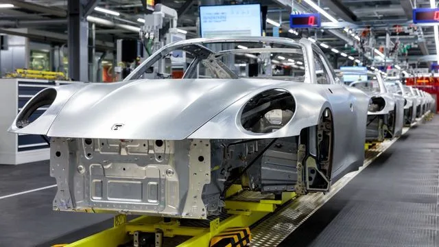 Structuri metalice de automobile în proces de fabricație.