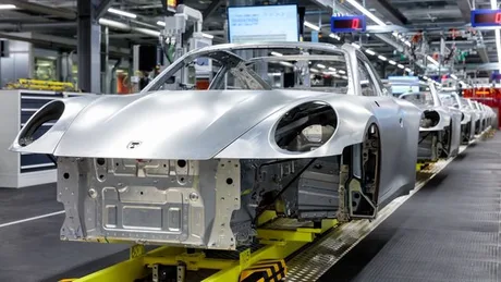 Structuri metalice de automobile în proces de fabricație.