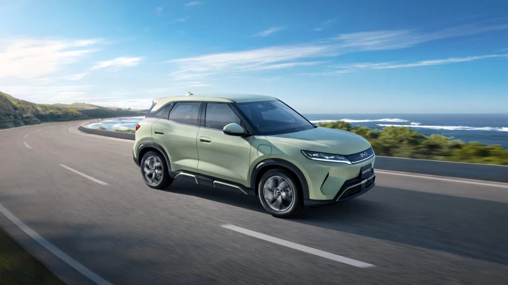 Un vehicul electric BYD pe drum, evidențiind designul modern și tehnologia avansată.