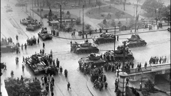 Tancuri sovietice în Budapesta, în timpul revoltei din 1956.