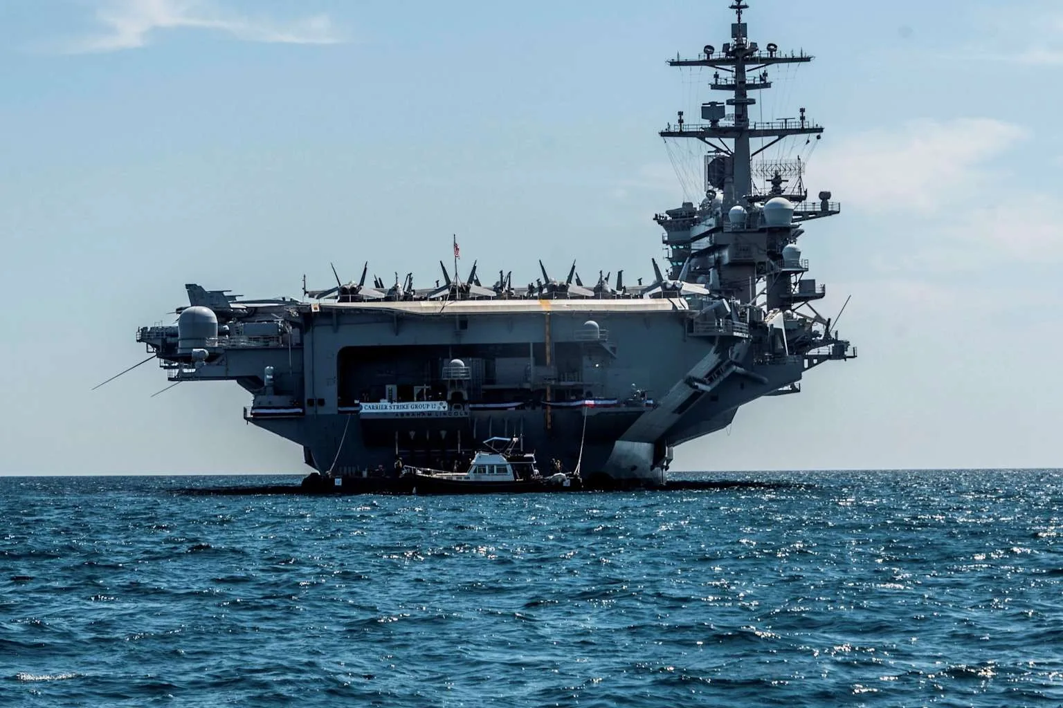 Nava militară americană navigând pe o apă strategică din regiune.