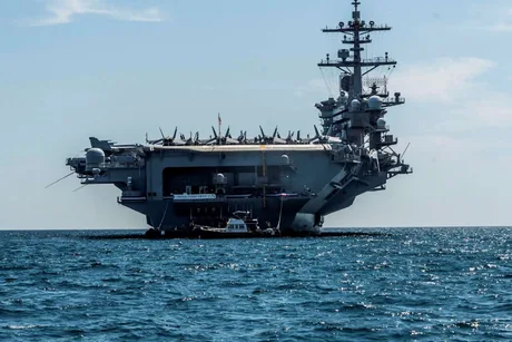 Nava militară americană navigând pe o apă strategică din regiune.