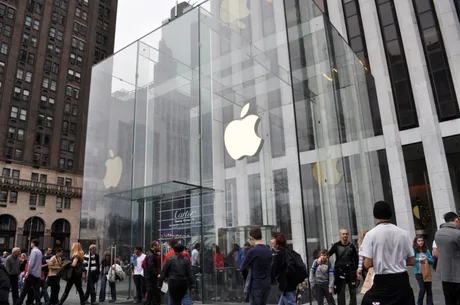 Magazin Apple cu mulțime de clienți în fața sa.