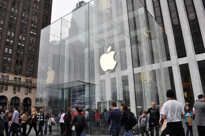 Magazin Apple cu mulțime de clienți în fața sa.