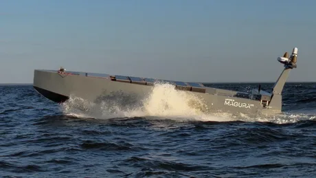 Dronă navală Magura MV11 navigând pe mare, cu valuri în jur.