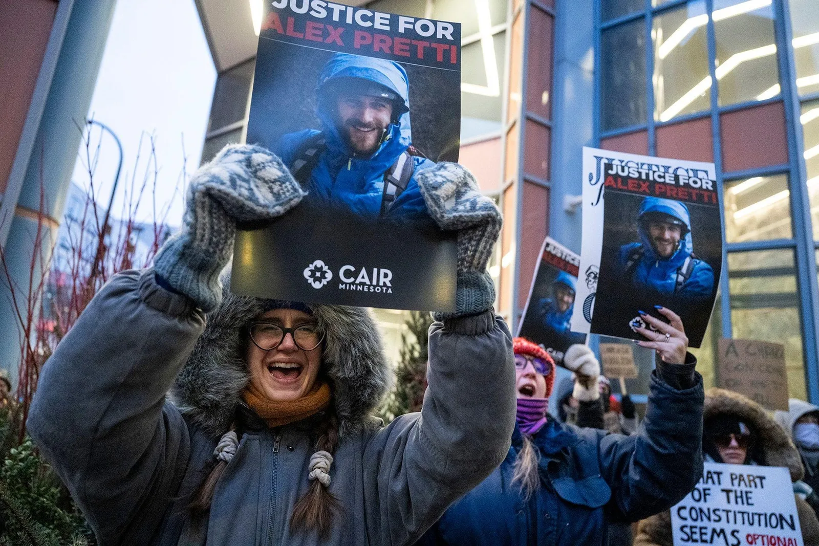 Protestatari cer justiție pentru Alex Pretti în Minneapolis, cu pancarte și mesaje puternice.