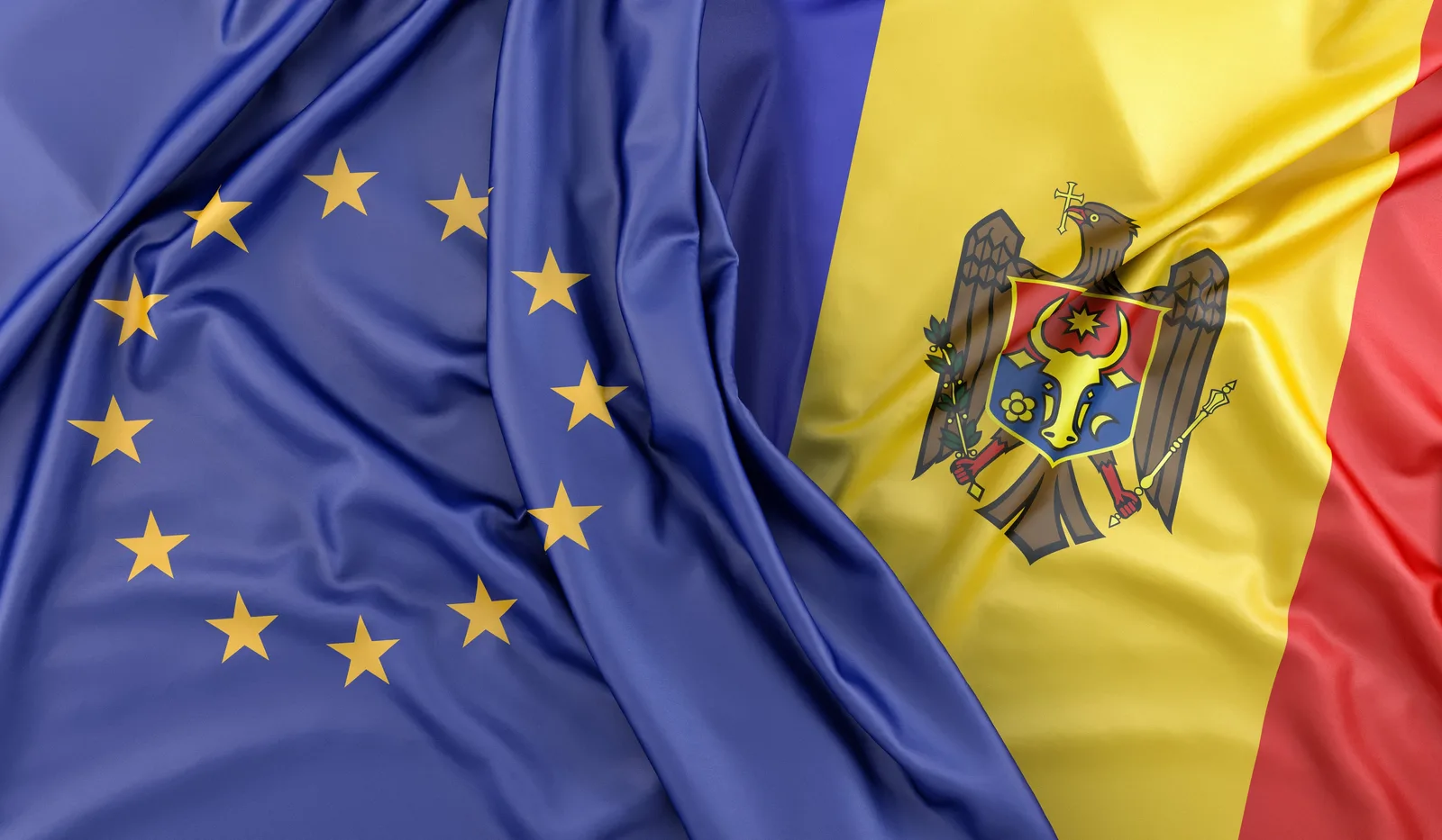 Steagurile Uniunii Europene și Republicii Moldova se împletesc simbolic.