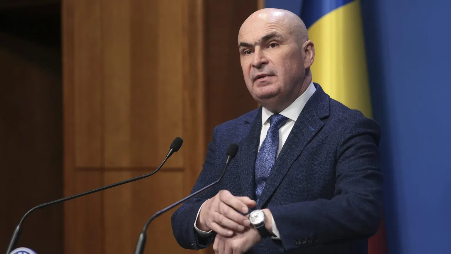 Ilie Bolojan discută despre îmbunătățirea îngrijirii persoanelor vulnerabile în centrele sociale.