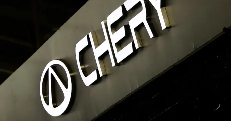 Logo Chery expus la un eveniment auto, simbolizând inovația tehnologică.