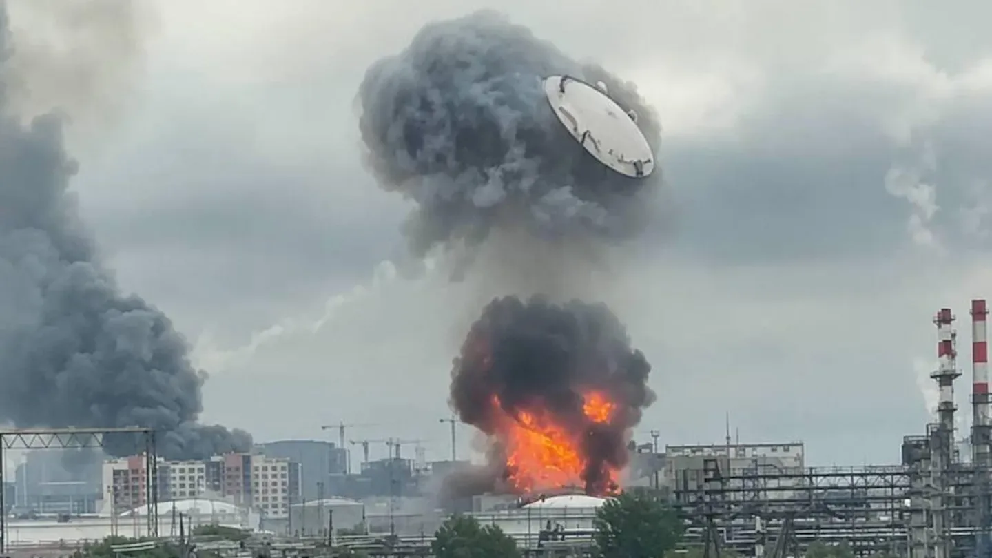 Explozii și fum negru deasupra rafinăriei Kapotno din Moscova după un atac aerian.