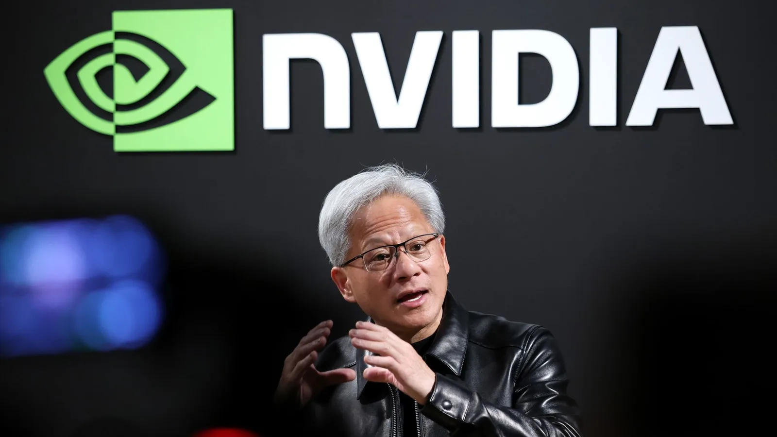 Jensen Huang discutând despre viitorul inteligenței artificiale la un eveniment Nvidia.