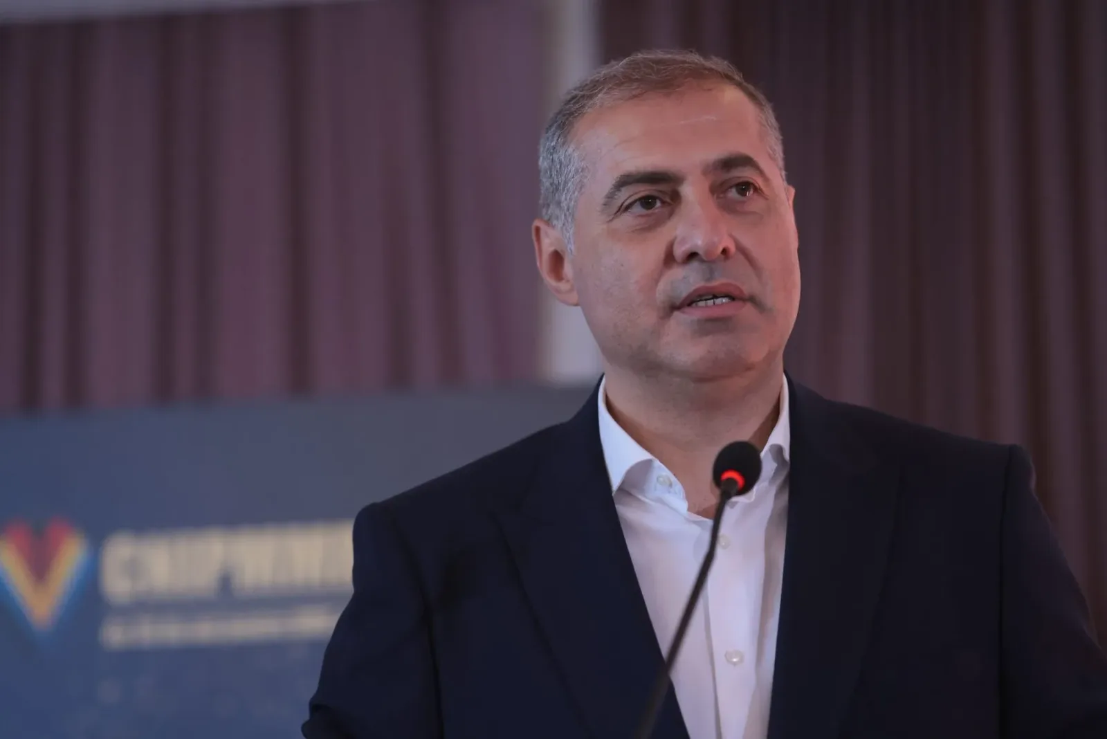 Florin Jianu discutând despre impactul crizei politice asupra economiei românești.