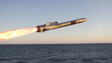 Rachetă lansată spre mare, simbolizând tensiunile militare din regiune.