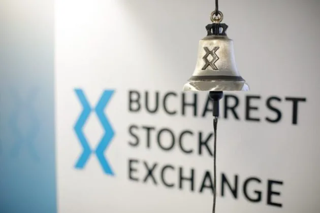 Clopotul de la Bursa de Valori București, simbol al deschiderii pieței financiare.