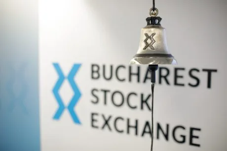 Clopotul de la Bursa de Valori București, simbol al deschiderii pieței financiare.