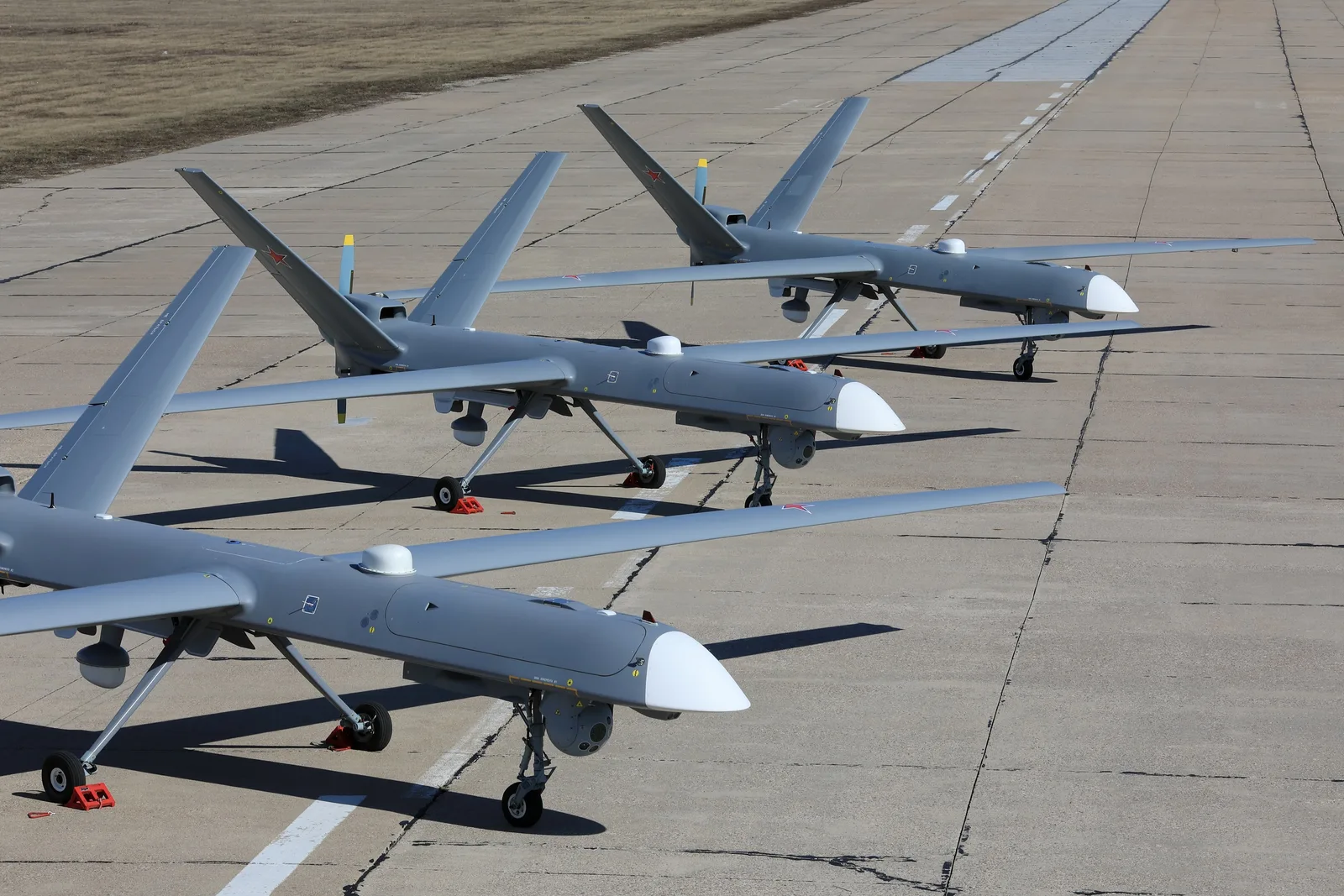 Dronă Inokhodets pe un aerodrom din Crimeea, pregătită pentru misiune.