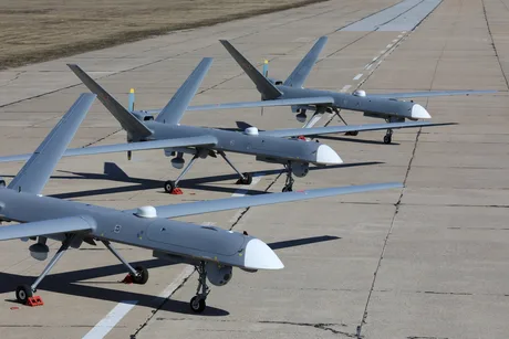 Dronă Inokhodets pe un aerodrom din Crimeea, pregătită pentru misiune.