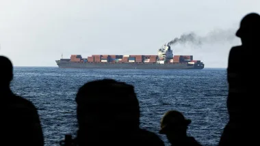 Vapor de marfă navigând pe mare, cu fum ieșind dintr-unul dintre chimene.
