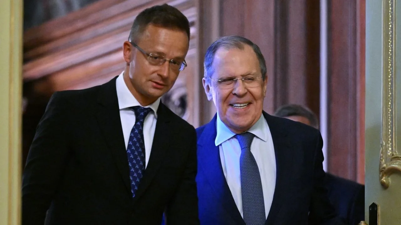 Ministrul ungar de Externe și omologul său rus discutând despre sancțiuni și transparență diplomatică.