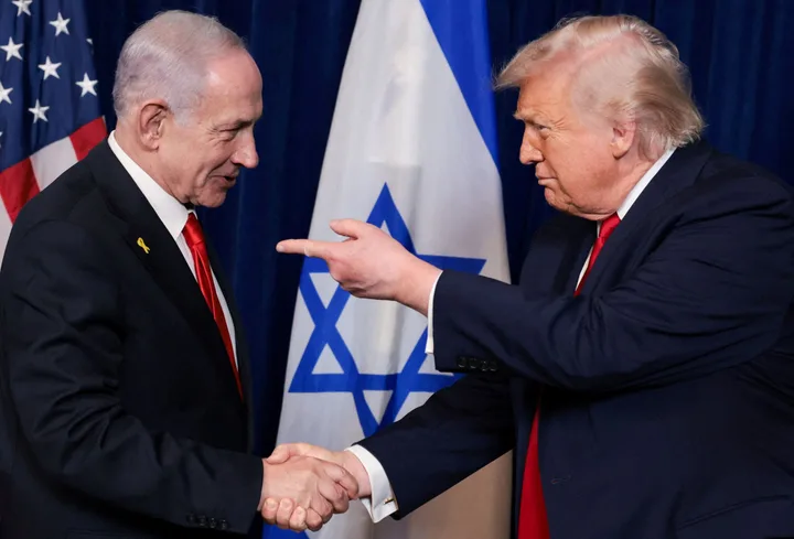 Donald Trump și Benjamin Netanyahu la o întâlnire oficială, discutând despre acorduri internaționale.
