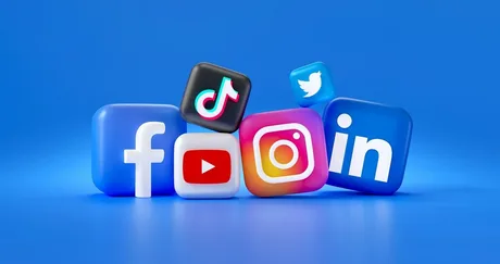 Simboluri ale rețelelor sociale pe un fundal albastru vibrant.