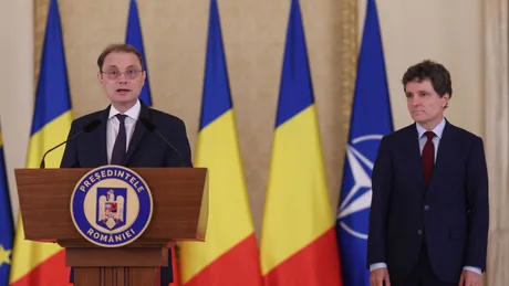 Luca Niculescu susține discursuri în fața steagurilor României și NATO.