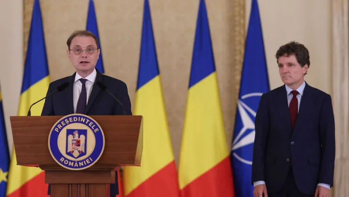 Luca Niculescu susține discursuri în fața steagurilor României și NATO.
