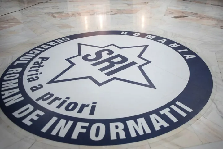 Sigla SRI pe podeaua unui birou, simbol al securității naționale.