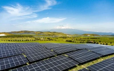 Parc fotovoltaic Fénix în Sicilia, cu panouri solare pe câmpie.