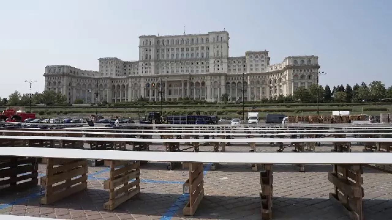 Montajul mesei continue de 5,5 km în București pentru evenimentul comunitar.