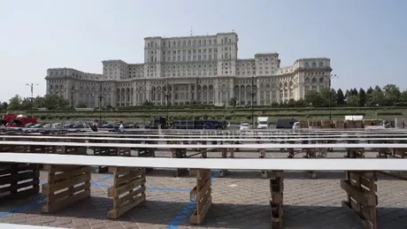 Montajul mesei continue de 5,5 km în București pentru evenimentul comunitar.