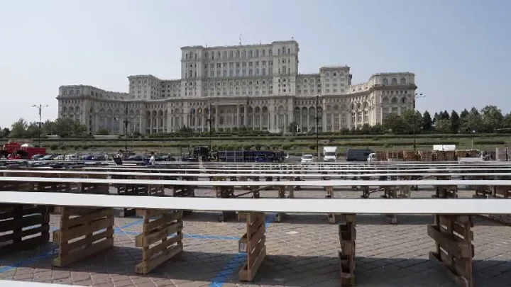 Montajul mesei continue de 5,5 km în București pentru evenimentul comunitar.