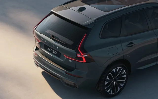 Design modern al SUV-ului Volvo XC60, cu detalii elegante și linii aerodinamice.