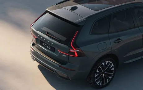 Design modern al SUV-ului Volvo XC60, cu detalii elegante și linii aerodinamice.