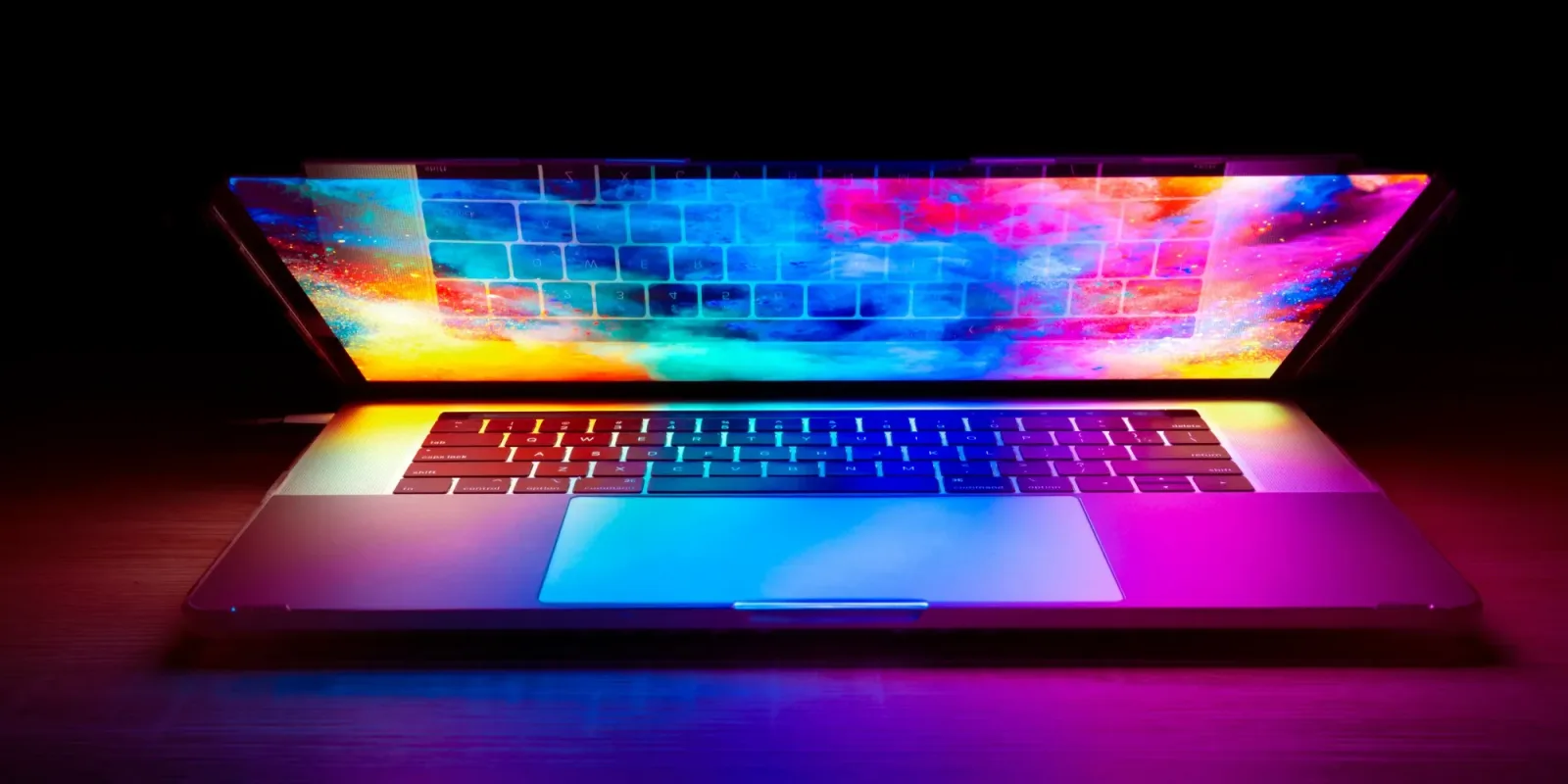 Un laptop modern cu ecran OLED vibrant și design elegant.