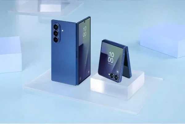 Samsung Galaxy Z Fold 8 și Z Flip 8 pe un fundal modern.