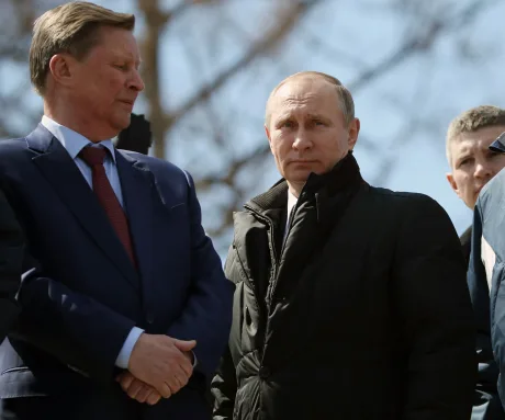 Vladimir Putin și Serghei Ivanov la un eveniment public important.