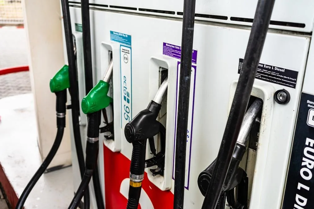 Statii de alimentare cu motorina, cu pompe pentru diferite tipuri de combustibil.